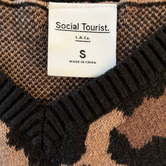 Social Tourist sleeveless crop top - Picture 3 of 6